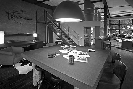 Bureau d'étude de Studio Deco, lampe suspendue et plans de travail, photo noir et blanc