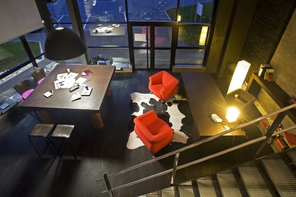 Vue en plan de l'atelier Studio Deco, bureau et chaises orange