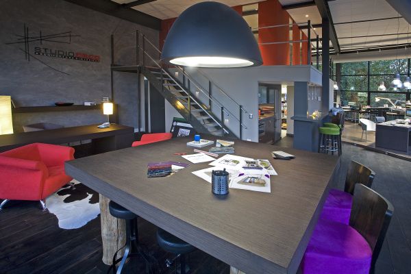 Espace de travail de Studio Deco, chaises orange et grandes fenêtres